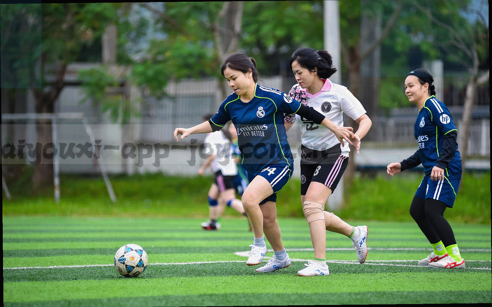 夜间球场看台与档案纸层叠合的品牌主视觉